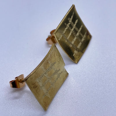 Square yellow brass studs 1.5 cm texturized tris
