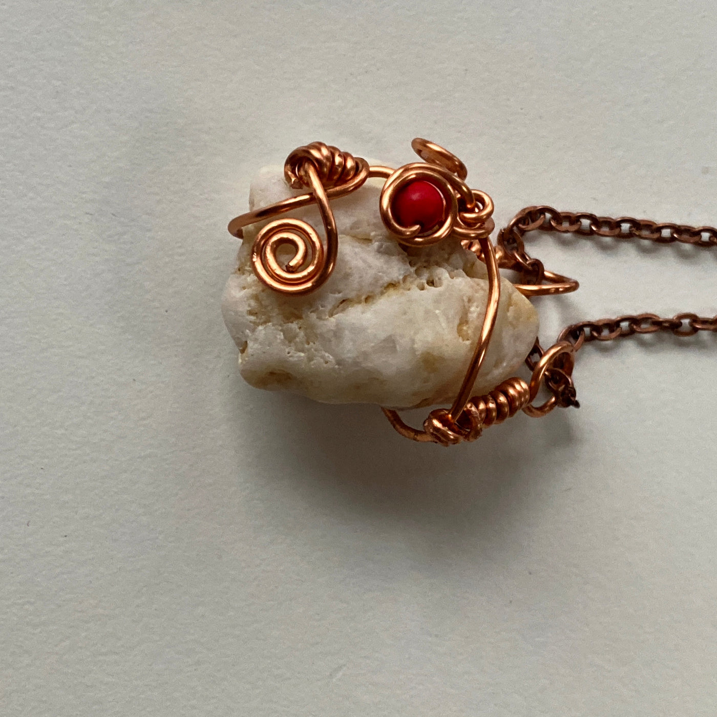 Medium pendant. White natural stone and carnelian in Elbastones collection.