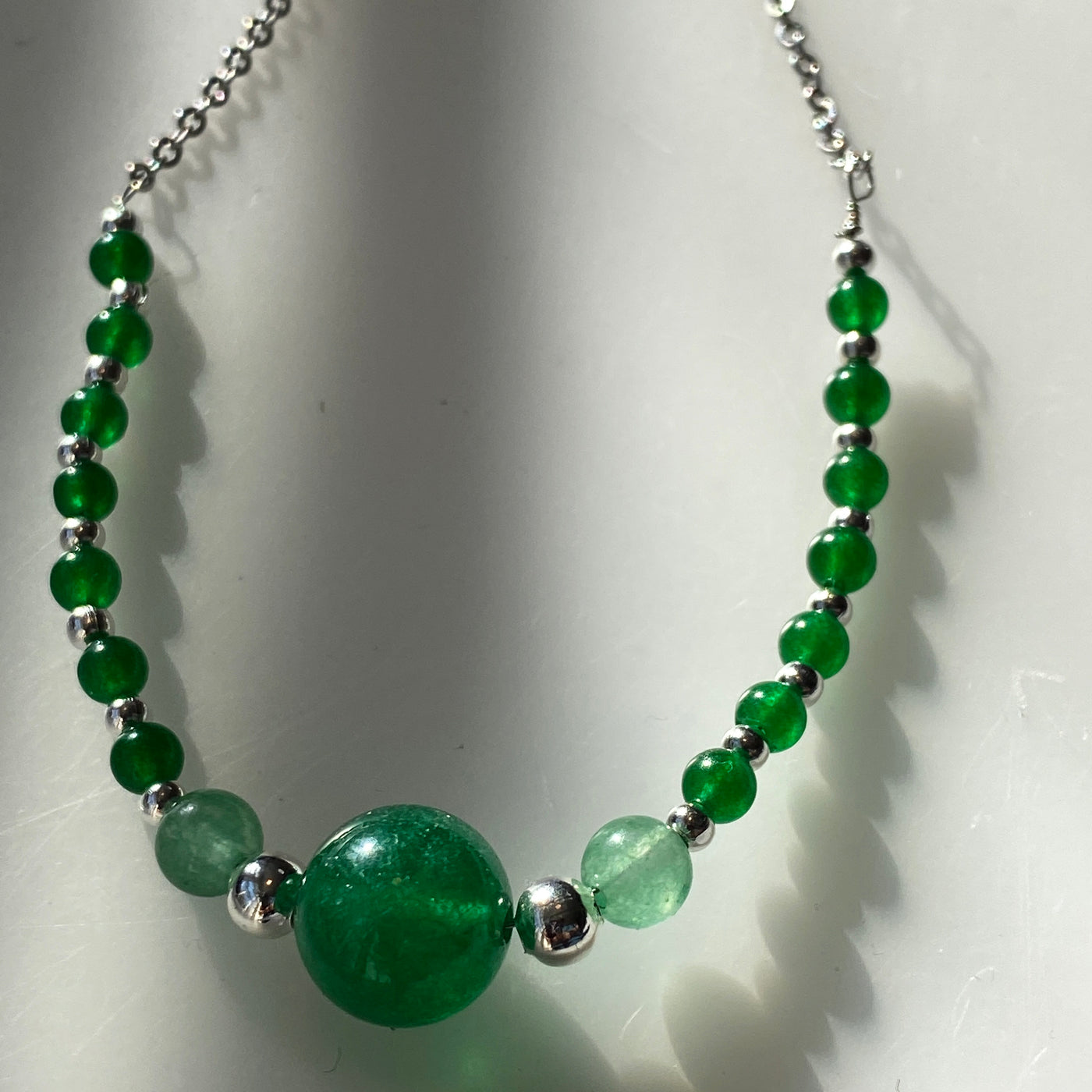 Halskette mit grünem Calcedon in verschiedenen Größen und Aventurin