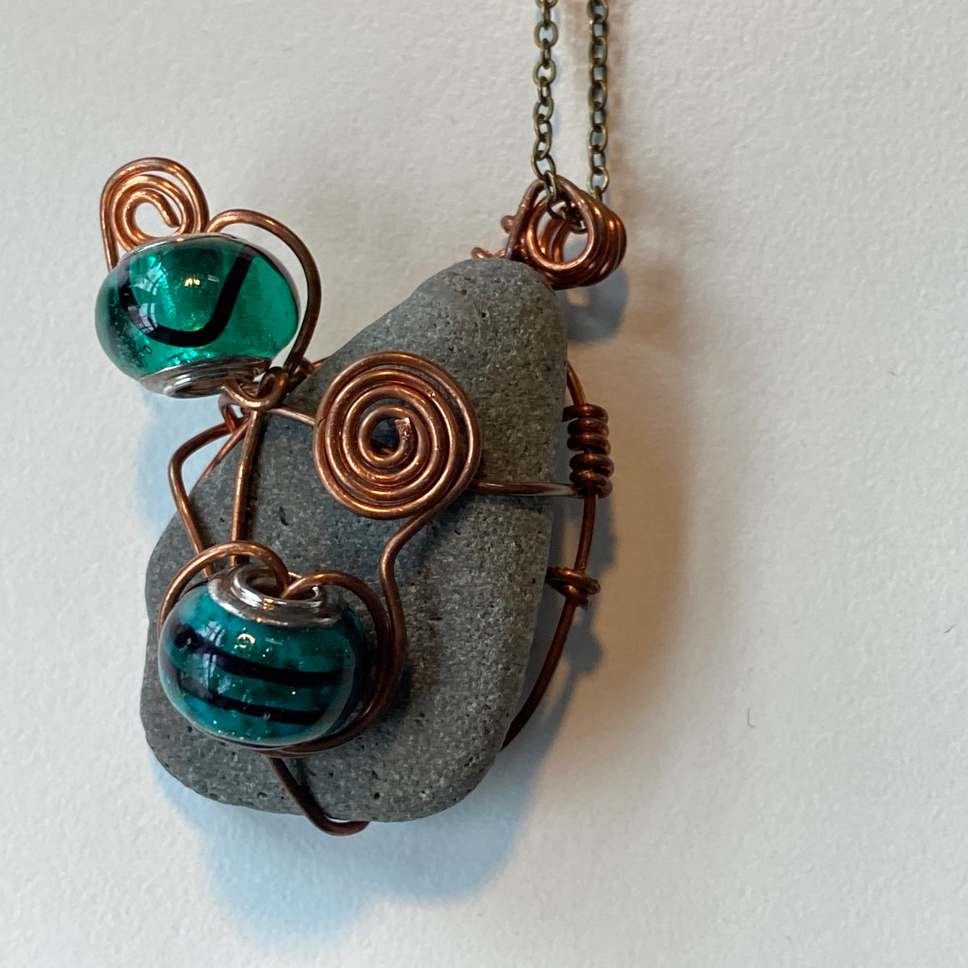 Grey natural stone,  stones and wire pendant. Elbastones.