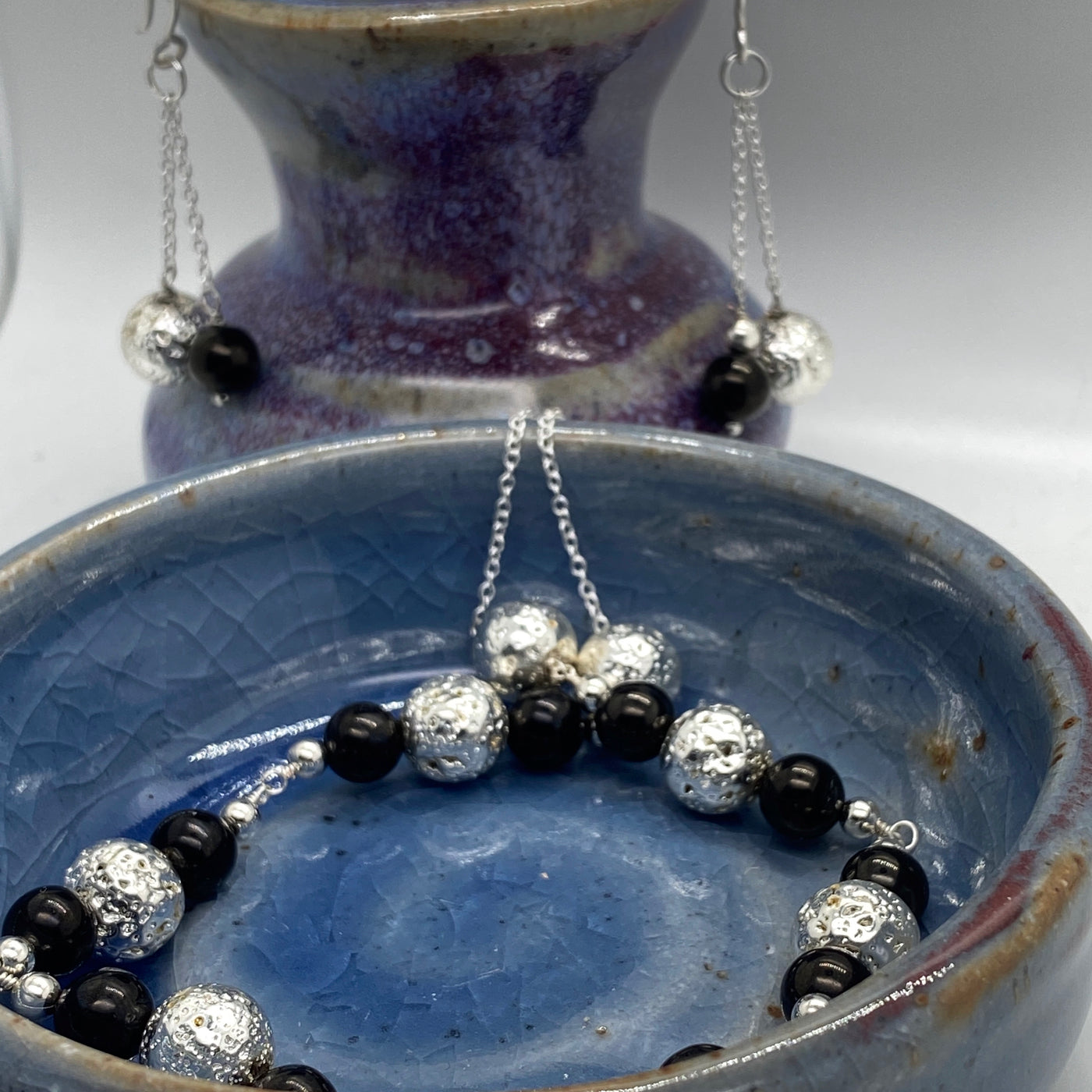 Perles de lave en argent et perles noires de jais de 8 mm sur chaîne.