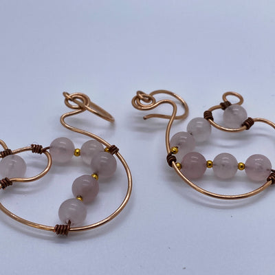 Romantic shape for these earrings with rose quartz and wire