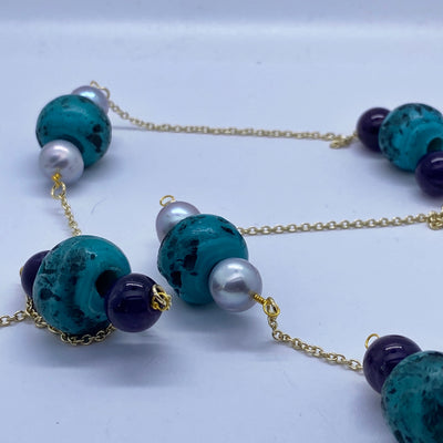 Howlite, freshwater pearls and amethyst on brass chain