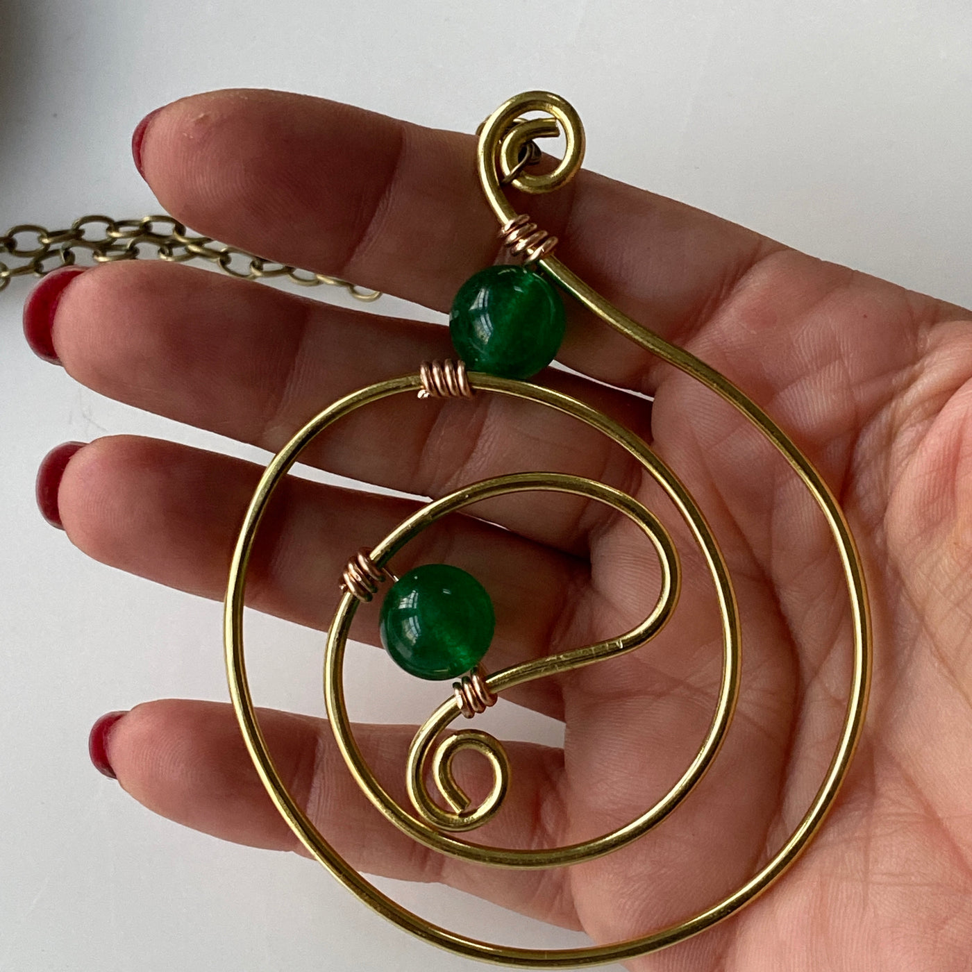 Pendant in brass. Big size with green calchedony
