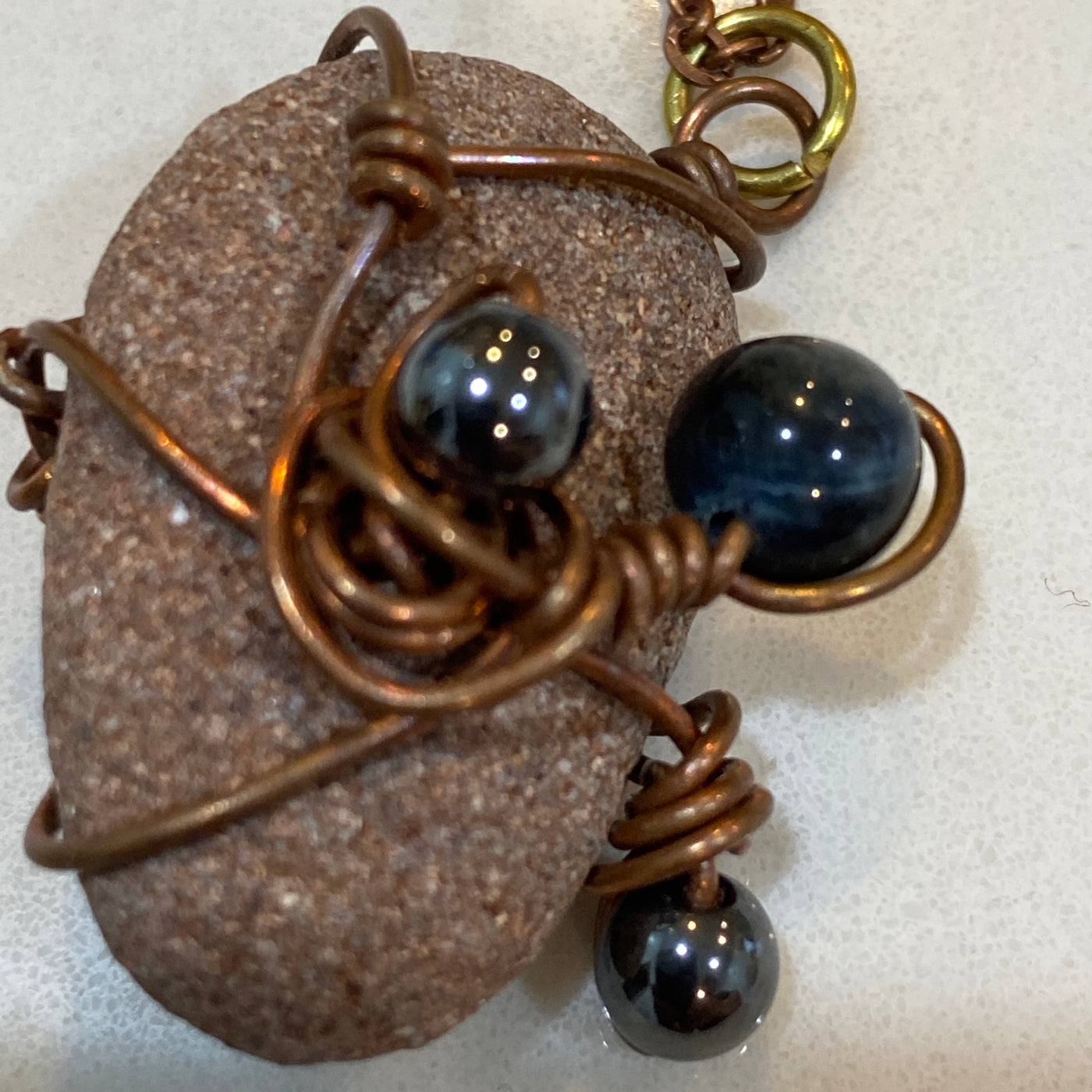 Red natural stone, black stones and wire. Medium pendant in Elbastones.