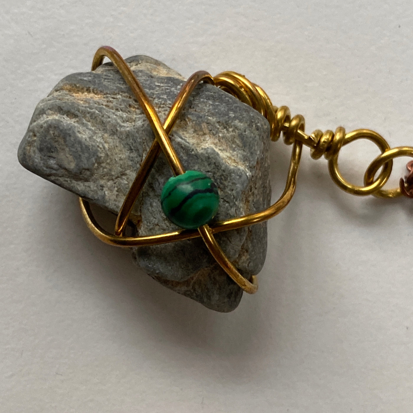 Medium pendant. Green natural stone, malachite and wire. Elbastones collection.