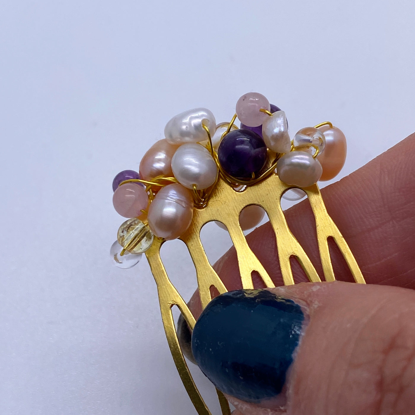 Freshwater pearls in different measures and colors (rose, white), chrystal and rose quartz beads, amethysts and golden wire for this hair combs simple tuck five teeth metal combs gold color