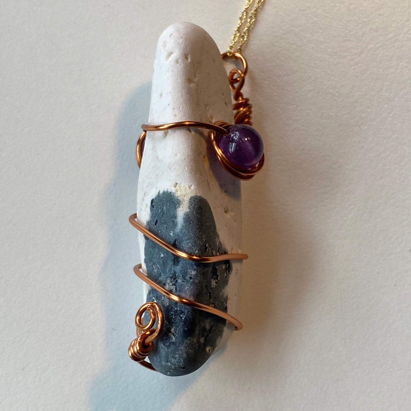 White and grey natural stone and amethysts on wire pendant. Elbastones