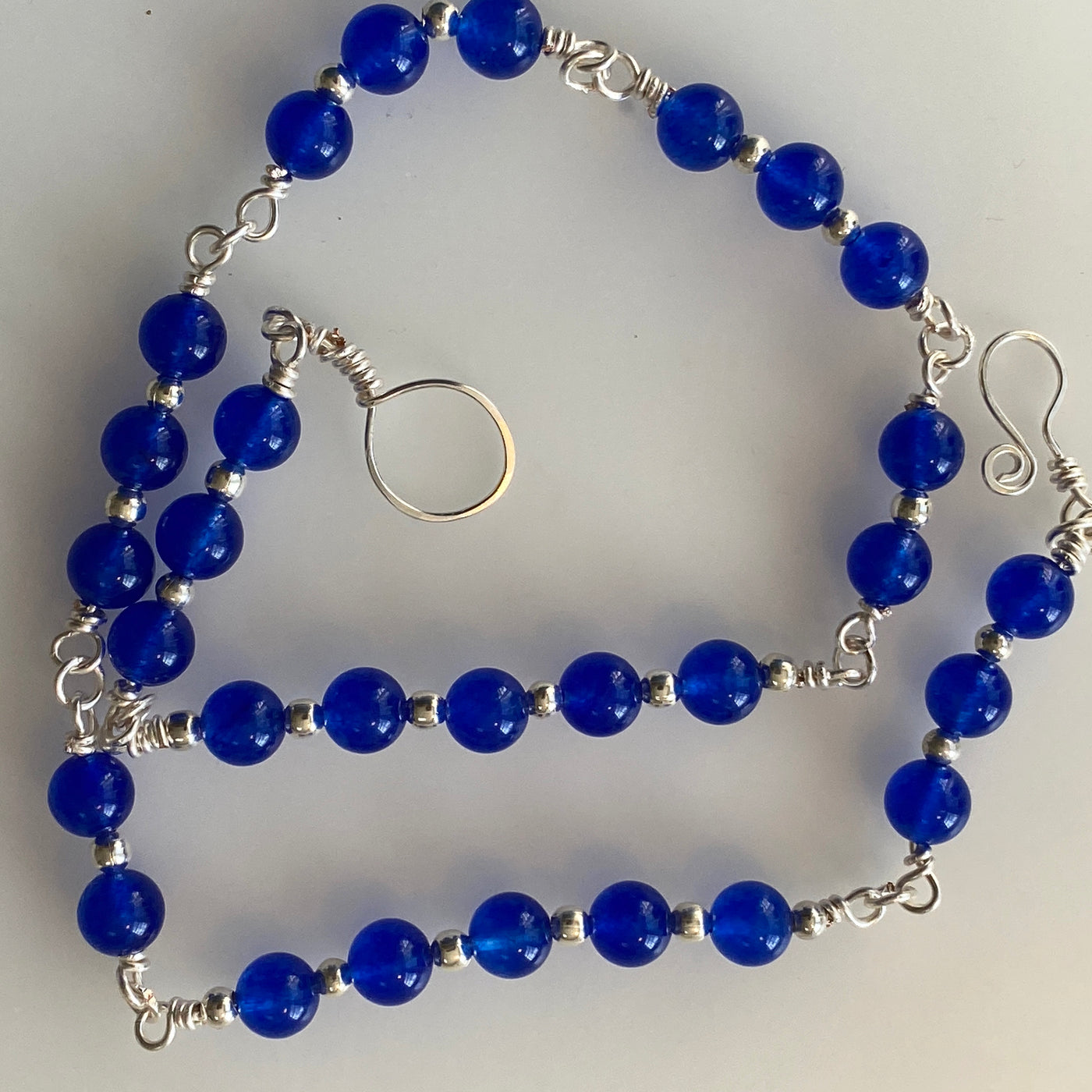Necklace in silver and blue calcedony agate 8 mm