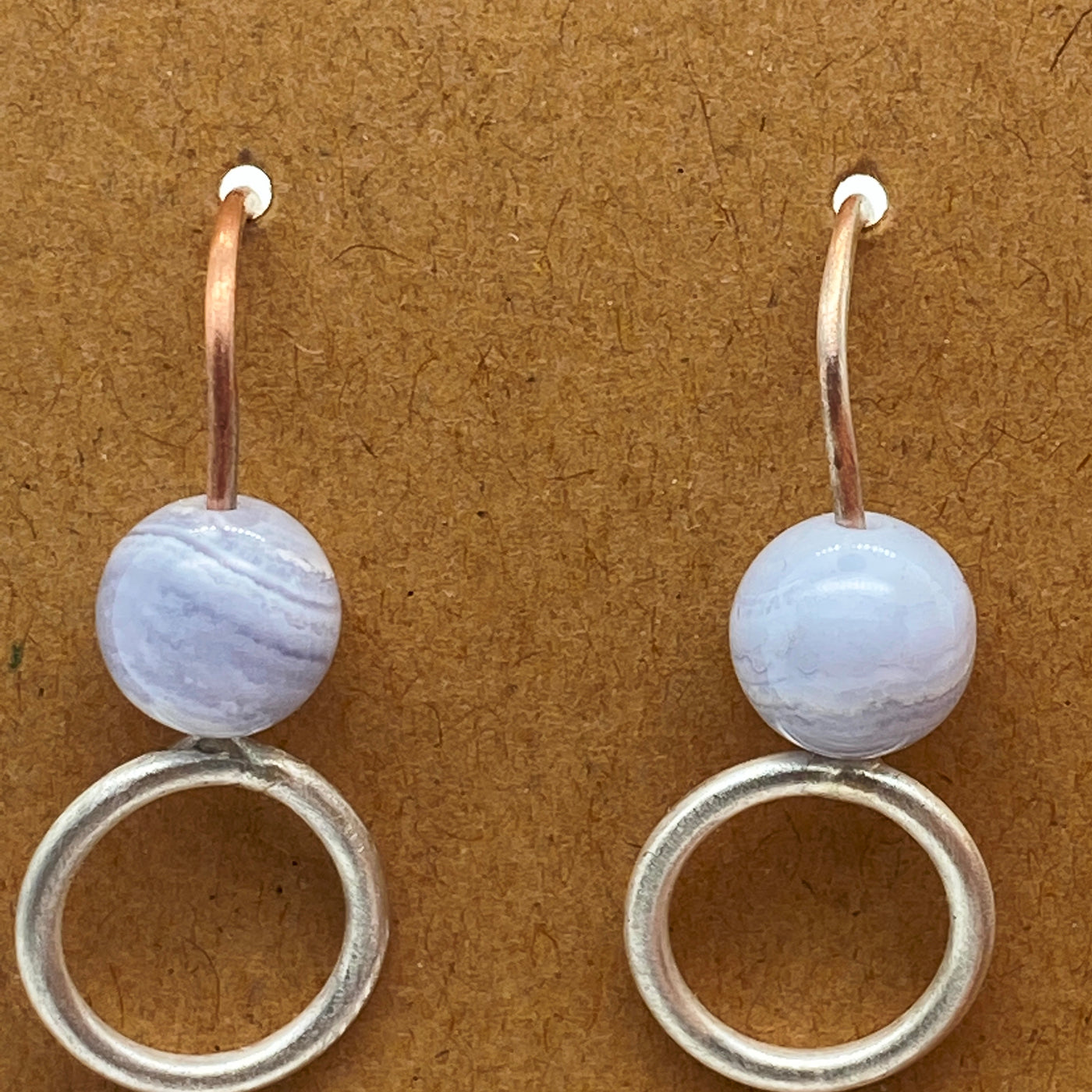 Silver and wire earrings with agate blue.