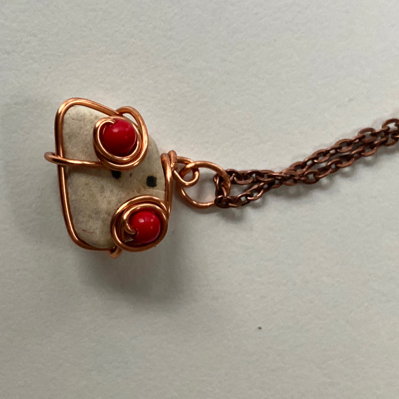 Small pendant. White natural stone, carnelian and wire. Elbastones collection.