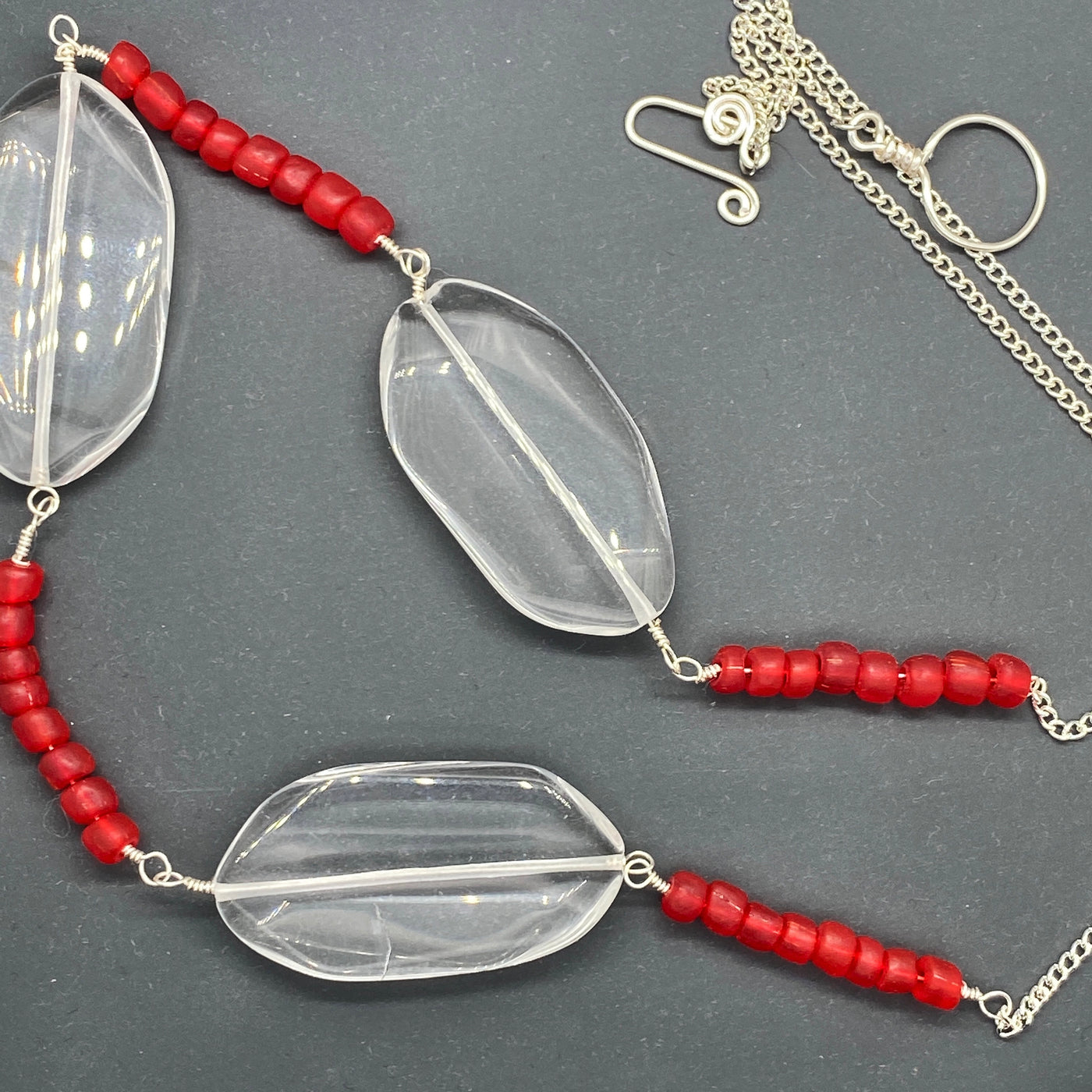 Red and white glass beads necklace