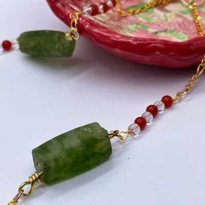 Green glass, carnelian and quarz necklace with brass
