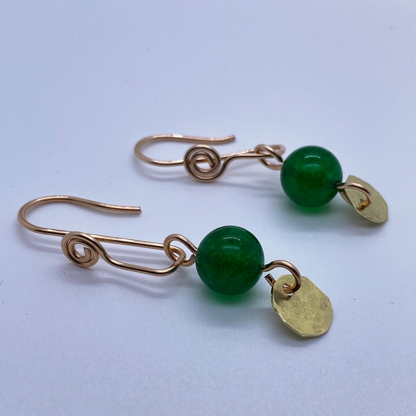 Earrings in wire, brass and green calchedony