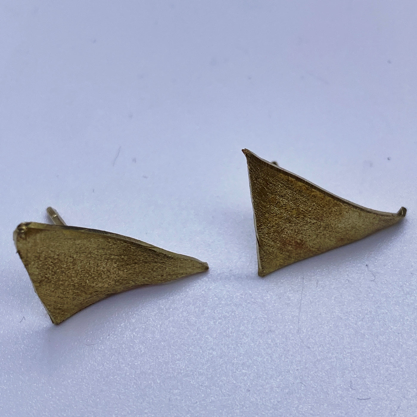Triangle yellow brass studs 1,5x1,5 cm texturized
