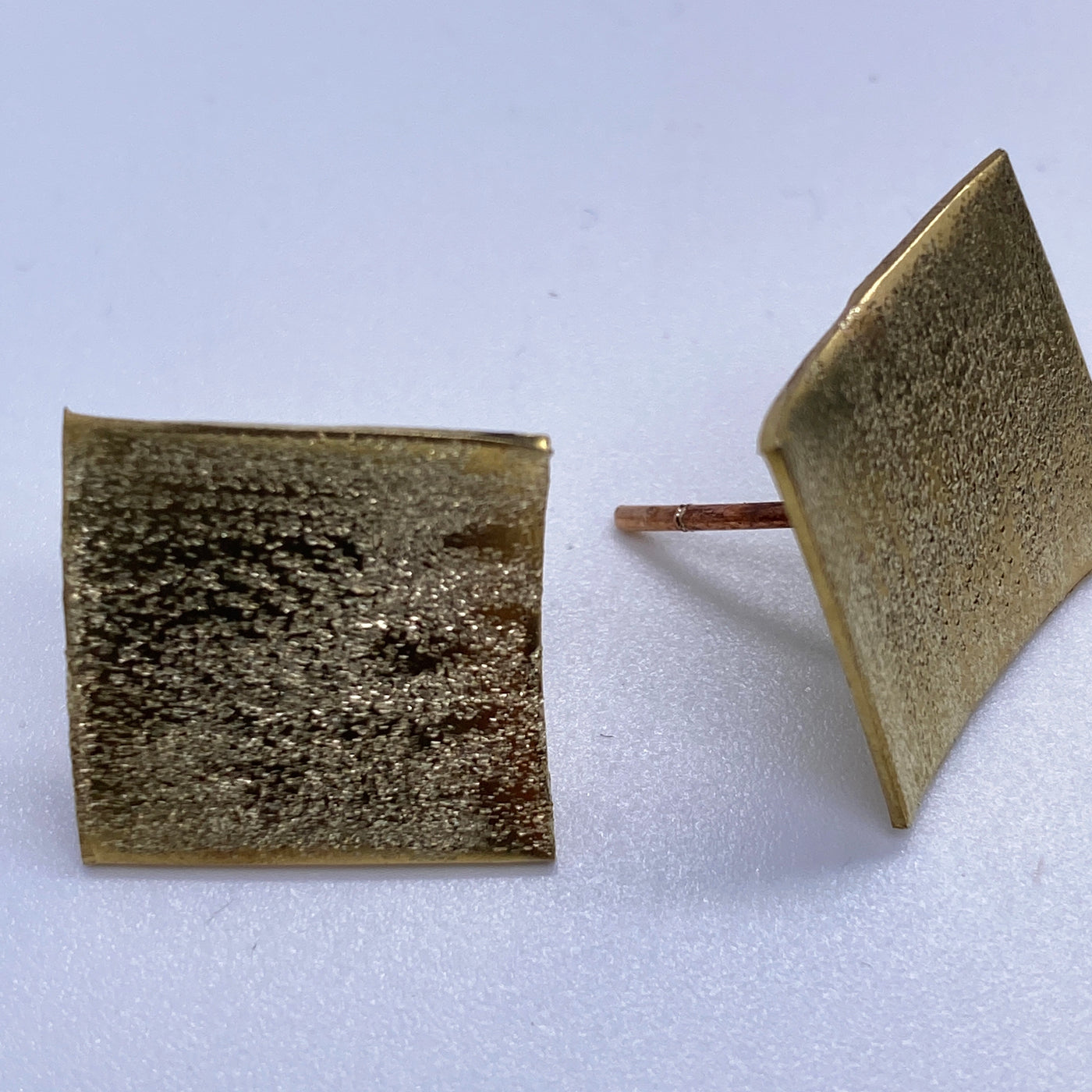 Square yellow brass studs 1.5 cm texturized