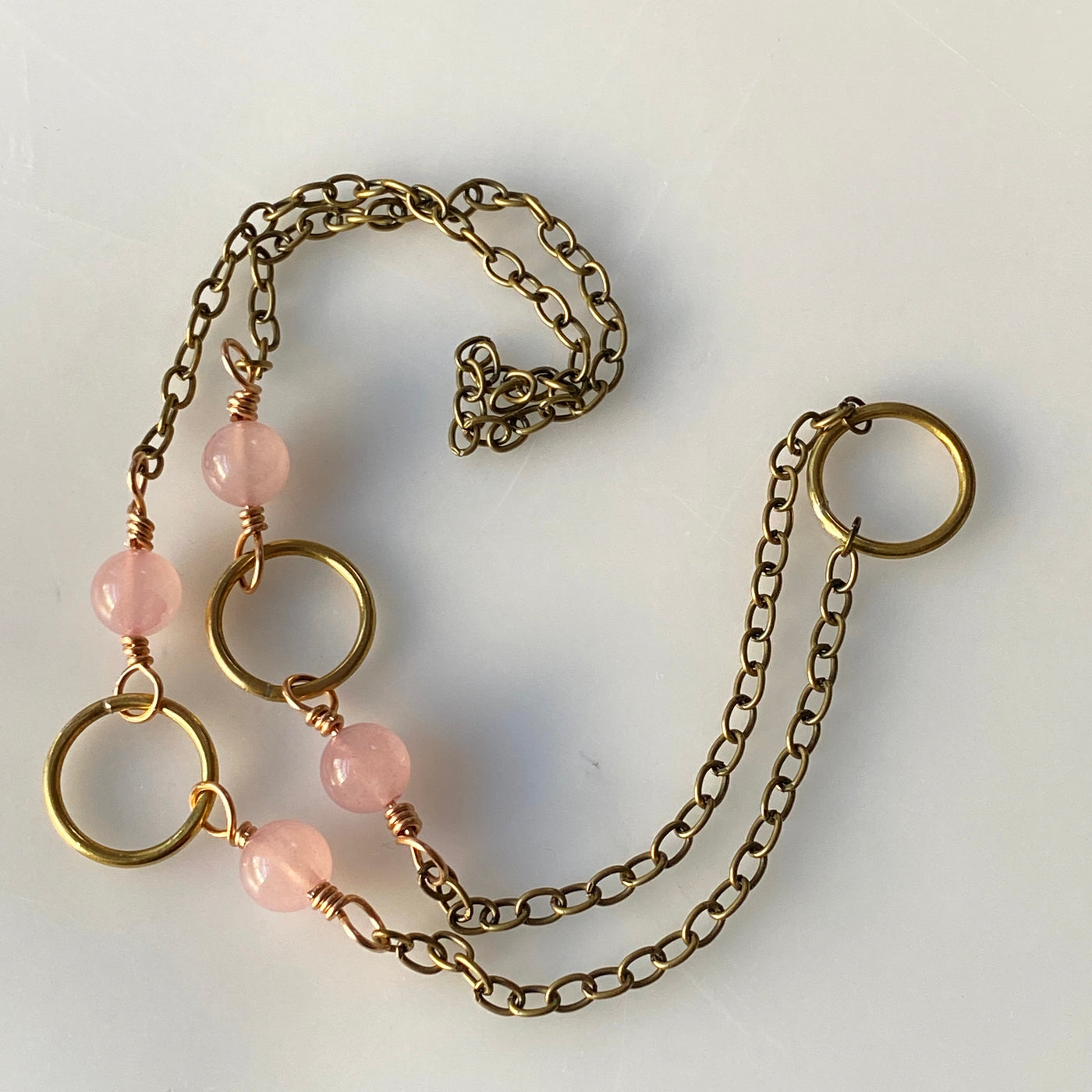 Halskette aus Rosenquarz und Kupferkreisen