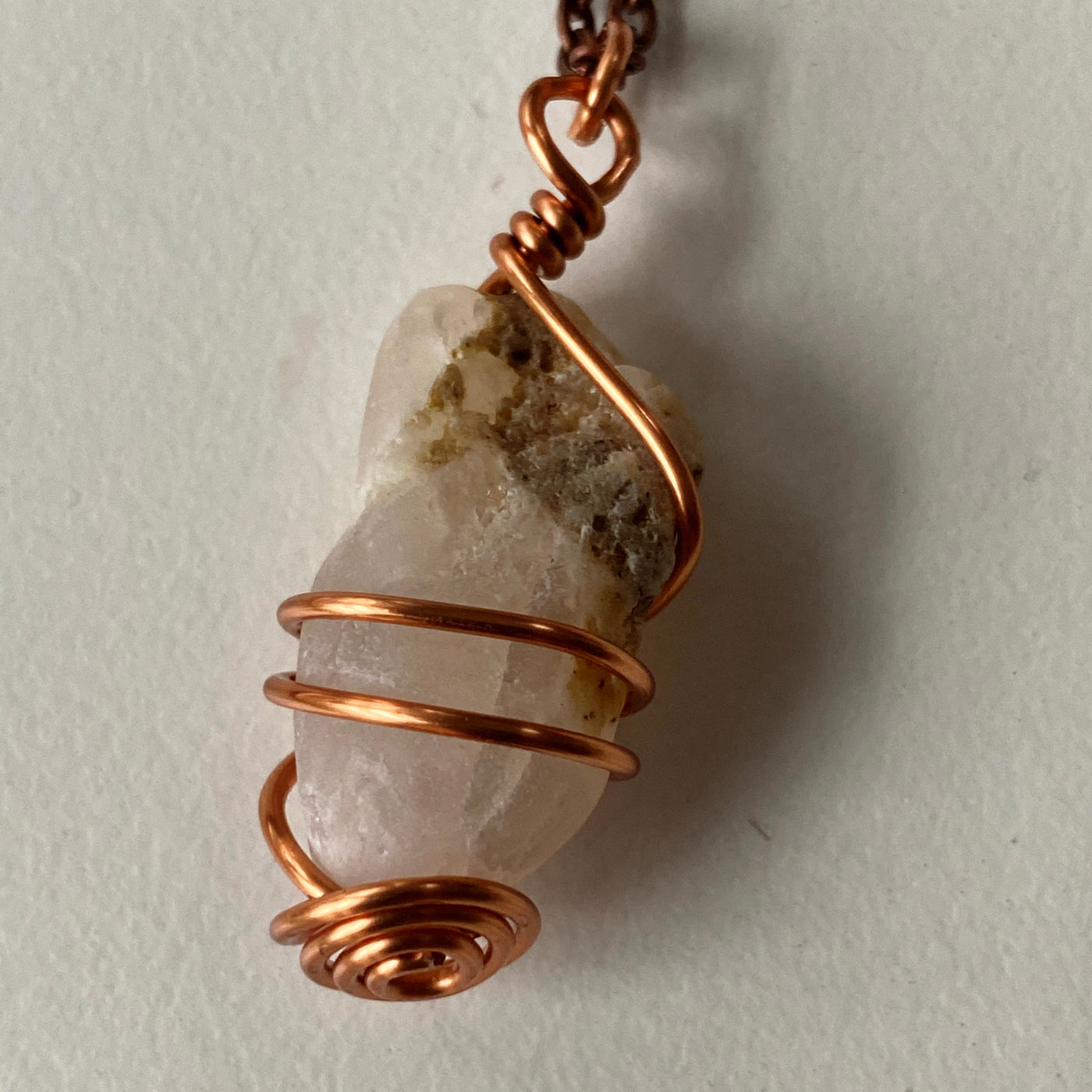 Small pendant. White natural stone and wire in Elbastones collection.
