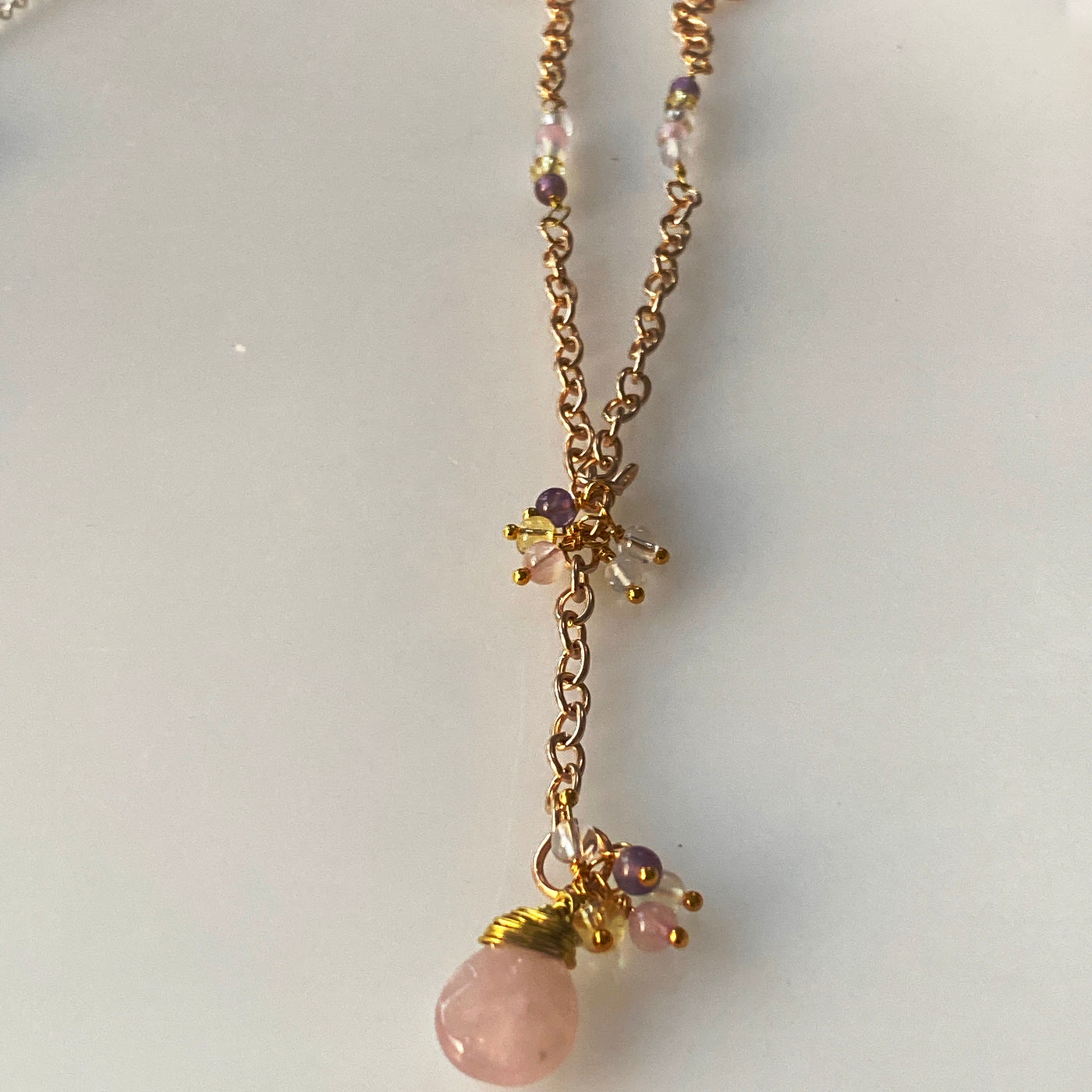 Halskette: Kirschblüten-Rosenquarz, Citrin-Amethyst, Opalith und weißer Quarz in Kupferdraht