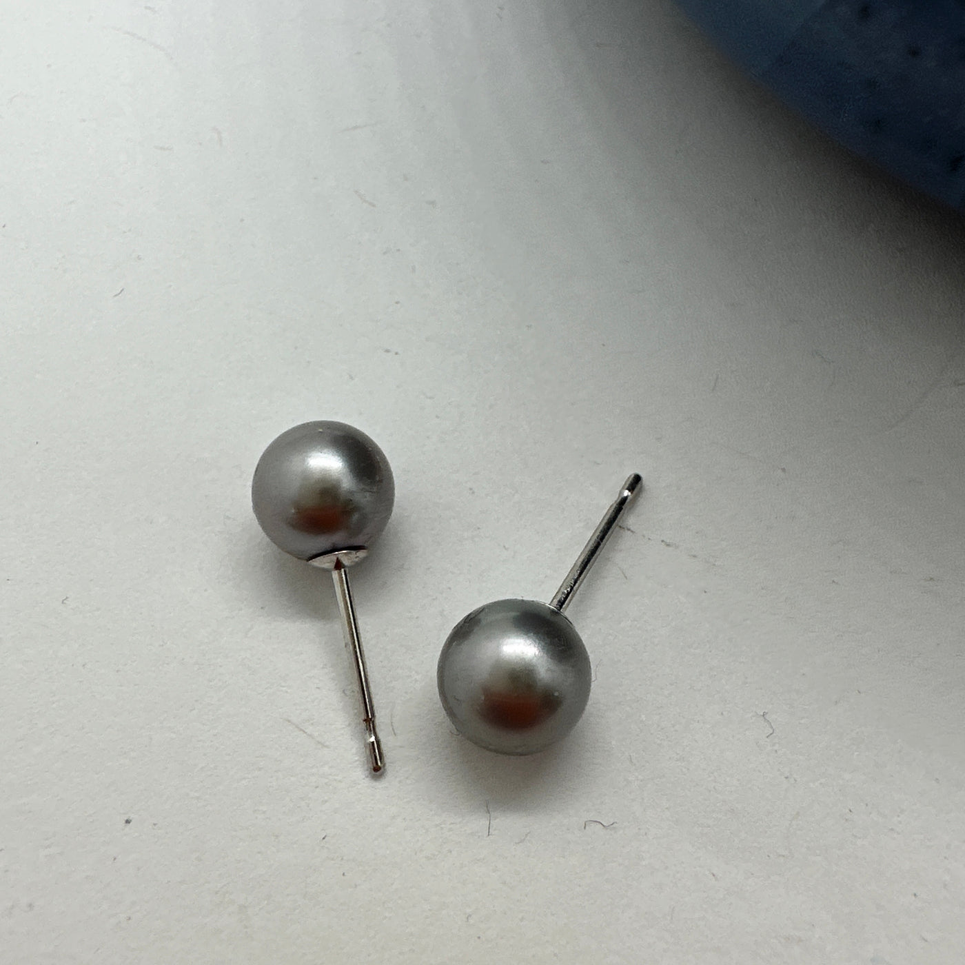 Grey pearls studs 2 (0.6 mm)  