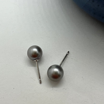Grey pearls studs 2 (0.6 mm)  